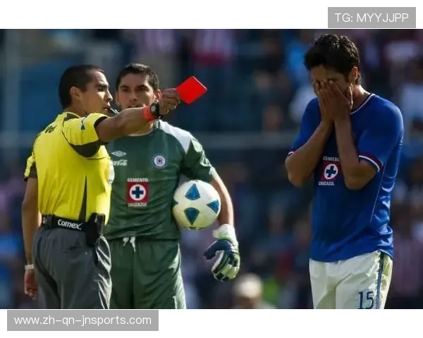 足球比赛中的犯规战术与裁判尺度分析 足球比赛中的犯规战术与裁判尺度分析